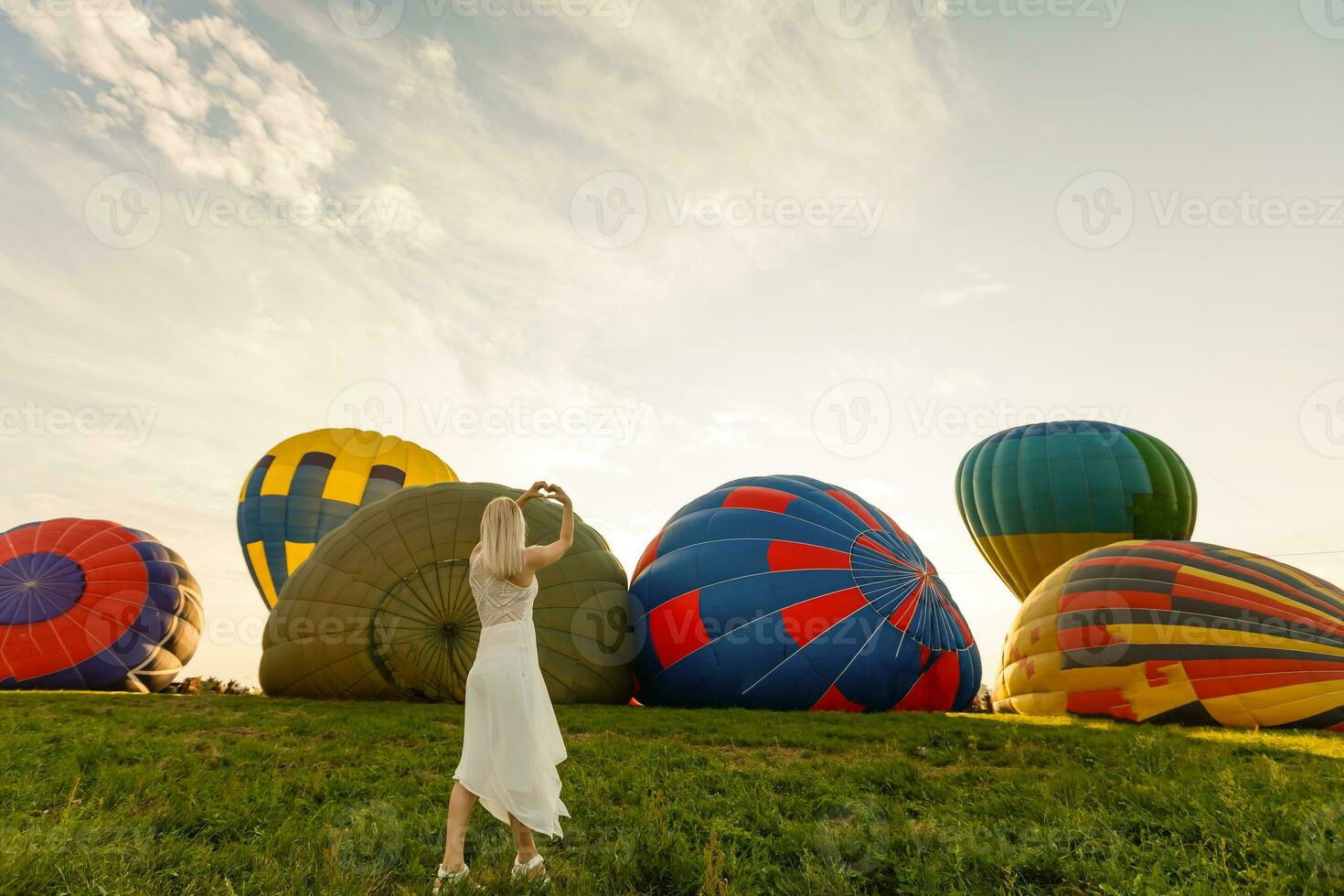 een toerist vrouw genieten van geweldig visie van de ballonnen. gelukkig reizen concept foto