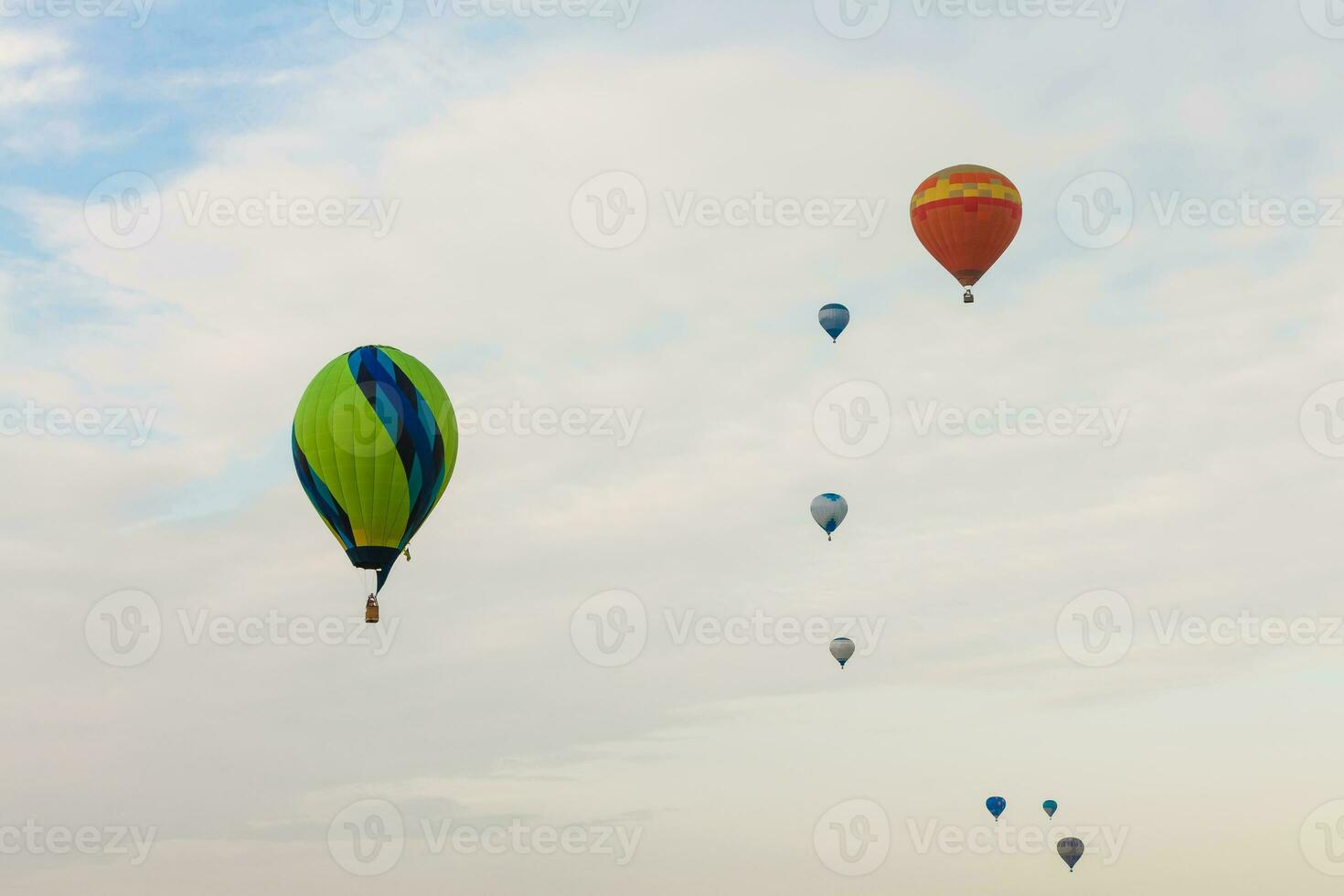 kleurrijk heet lucht ballonnen in vlucht foto