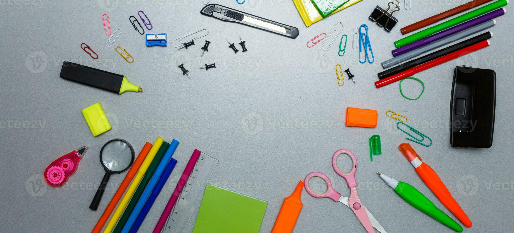 materiaal voor school, papier clips, potloden, kleuren, schaar en notitieboekje foto