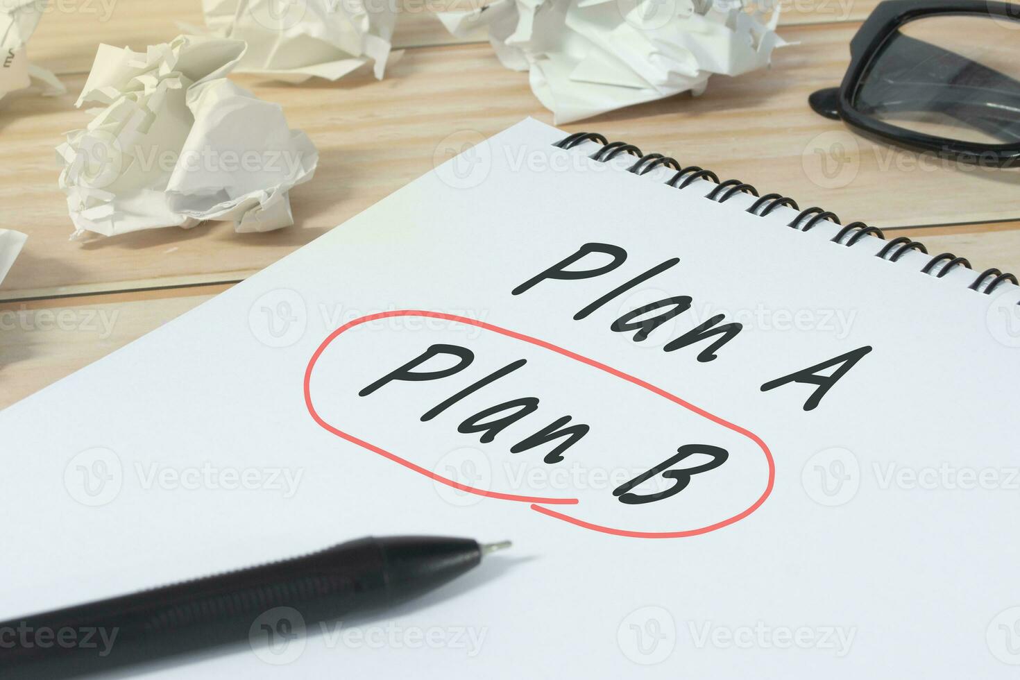 kladblok met tekst verandering de idee van plan een naar plan b. backup plan concept. foto