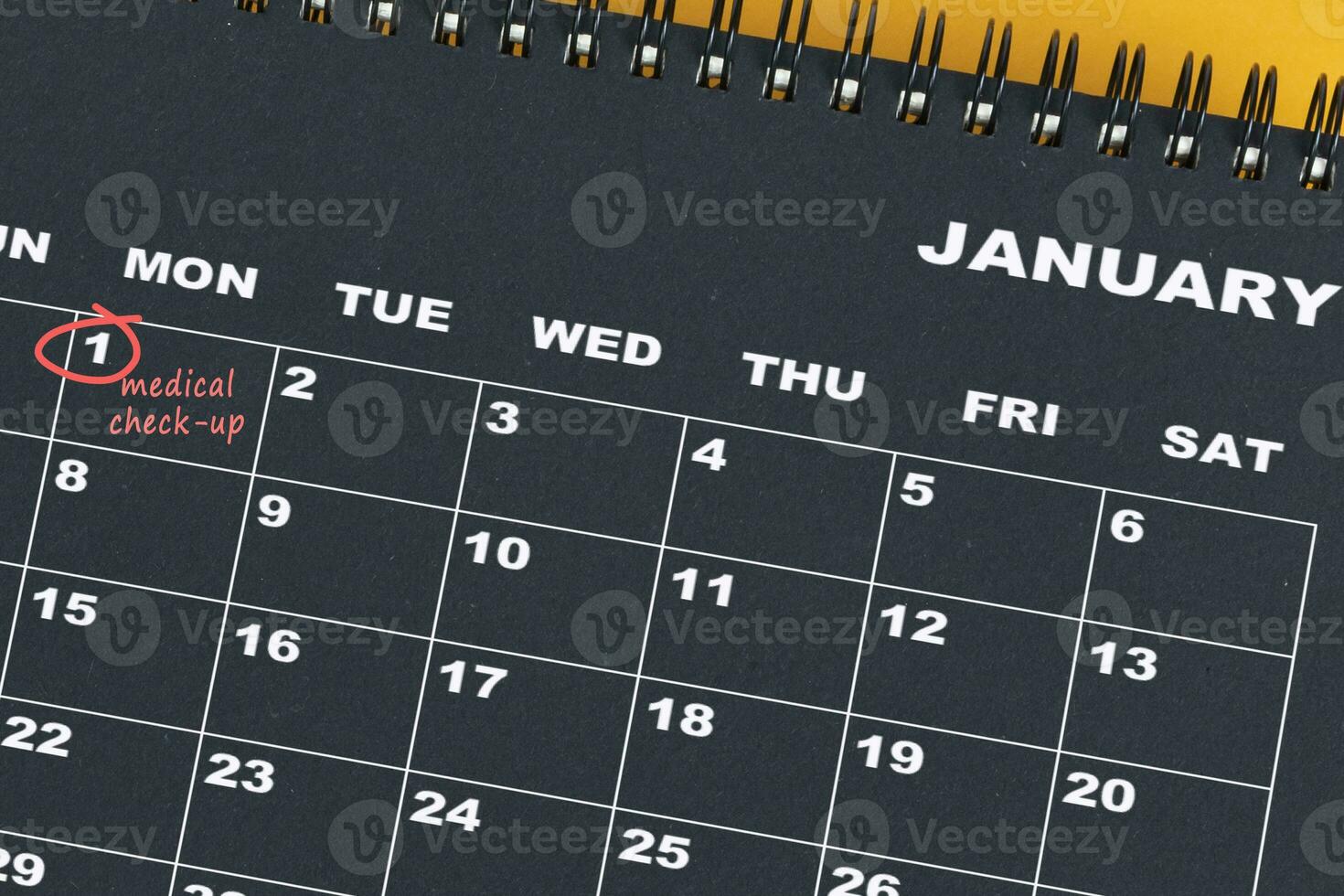 rood cirkel Mark Aan de kalender Bij 1 voor herinnering van medisch controleren omhoog. foto