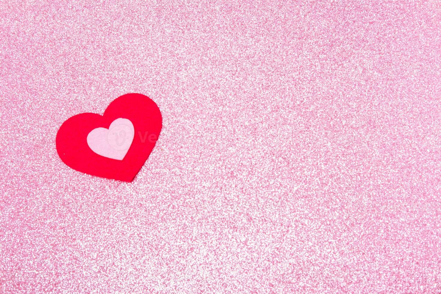 hart Aan een roze achtergrond voor een groet kaart of banier voor Valentijnsdag dag, kopiëren ruimte foto