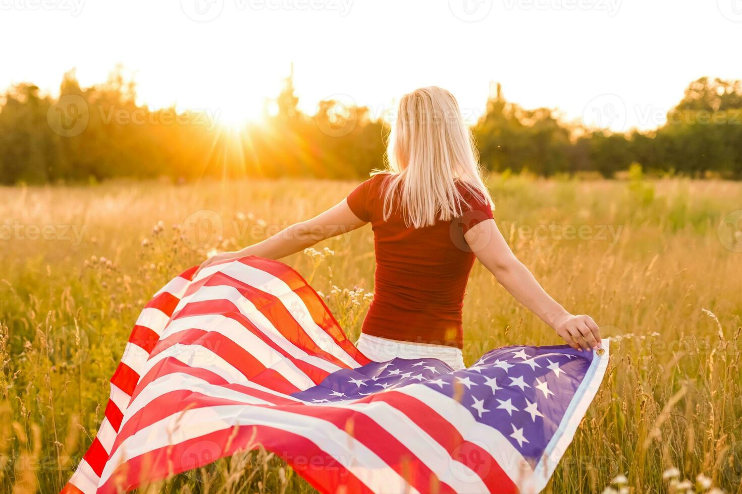 mooi jong vrouw met Verenigde Staten van Amerika vlag foto