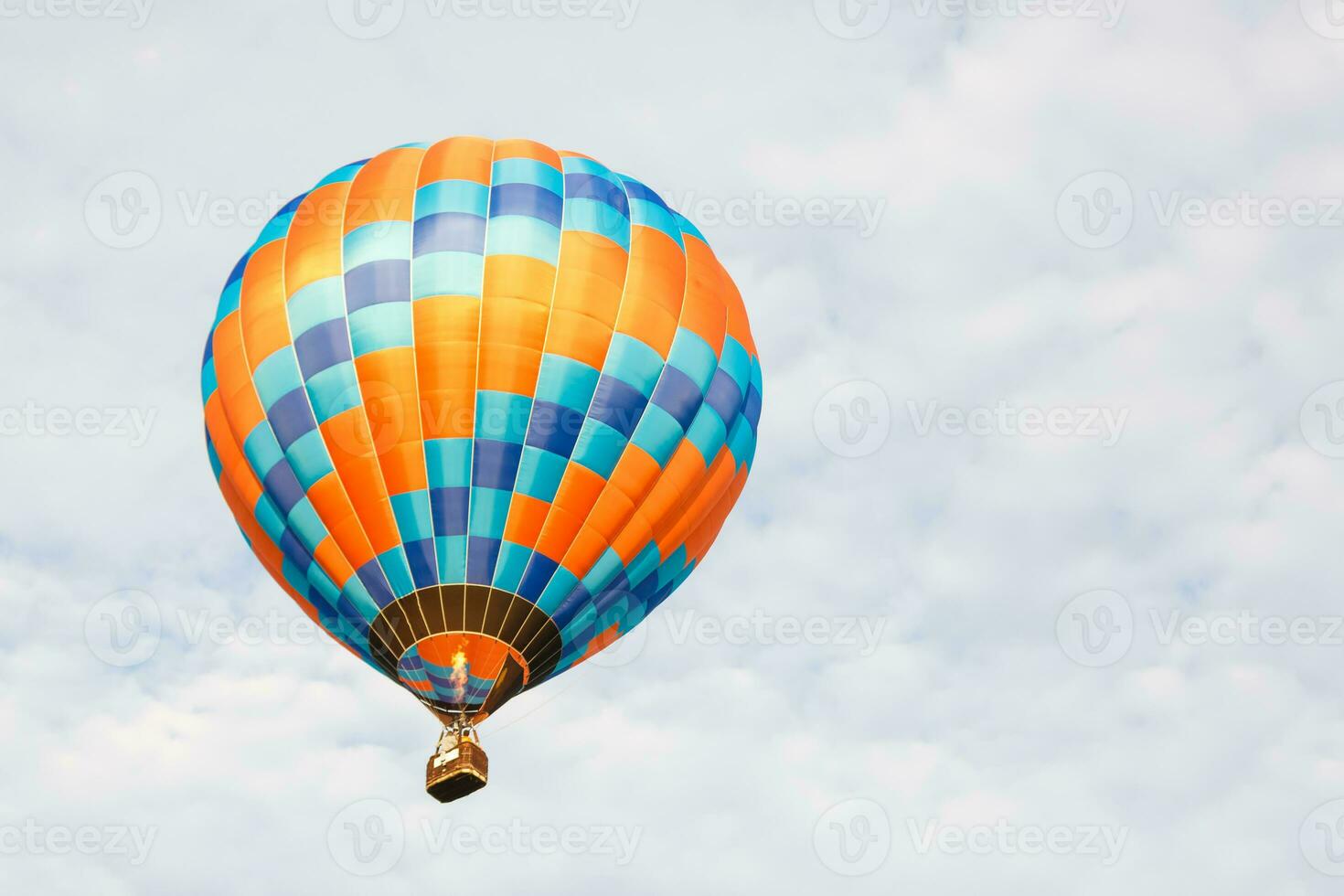 heet lucht ballon over- blauw lucht. samenstelling van natuur en blauw lucht achtergrond foto
