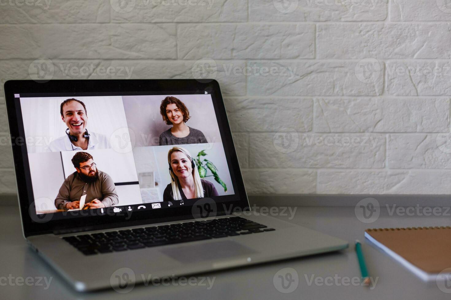 bedrijf persoon videovergaderen met collega's Aan laptop foto