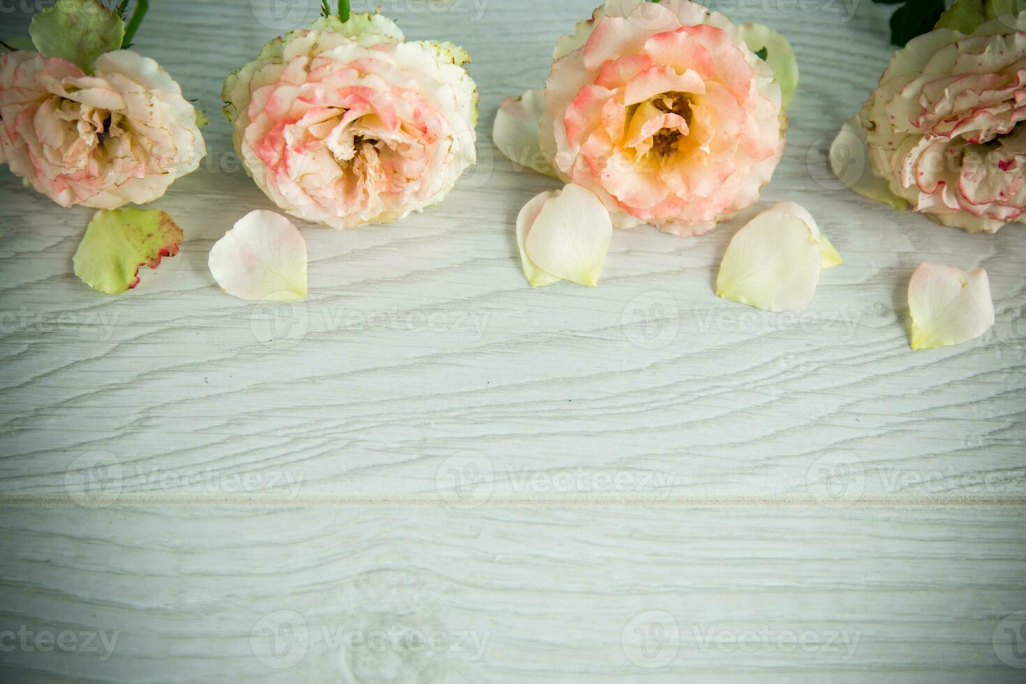 boeket van mooi oranje rozen Aan tafel foto