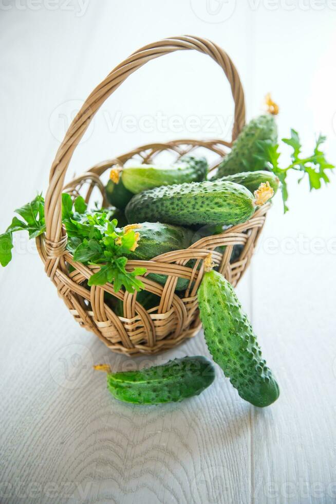 biologisch komkommers met kruiden Aan een houten tafel foto