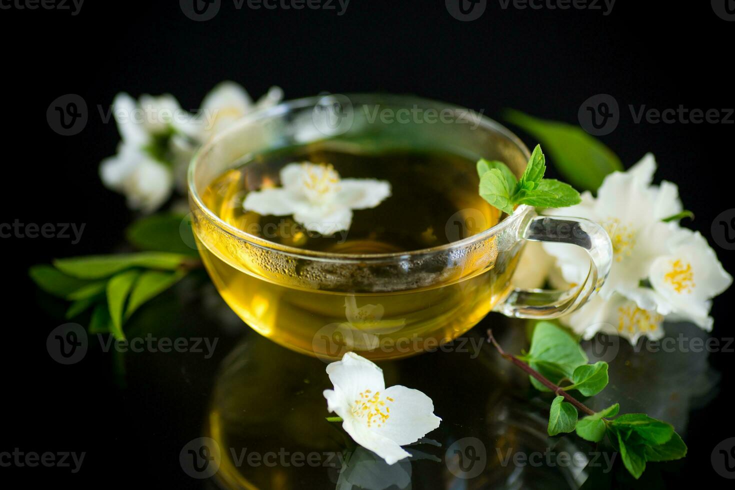 samenstelling met kop van jasmijn thee en bloemen foto