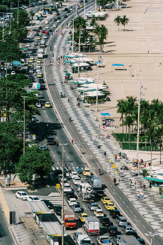 hoog perspectief visie van Copacabana strand in Rio de janeiro, Brazilië met suikerbrood berg zichtbaar in de ver achtergrond foto