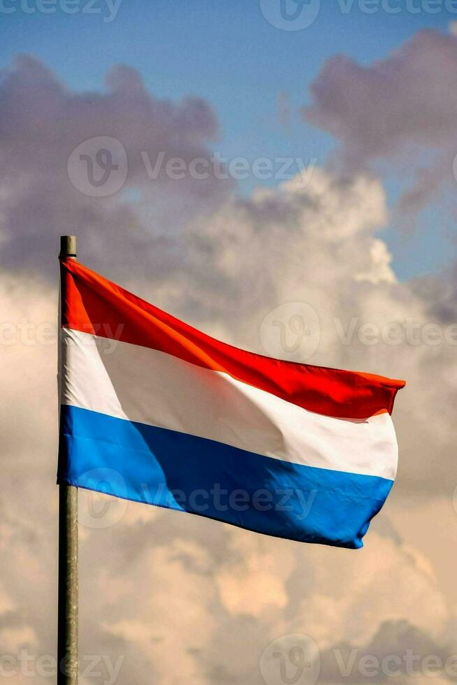 de Nederland vlag golvend in de wind foto