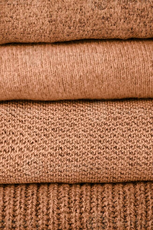stack van breien truien perzik kleur van de jaar 2024 foto