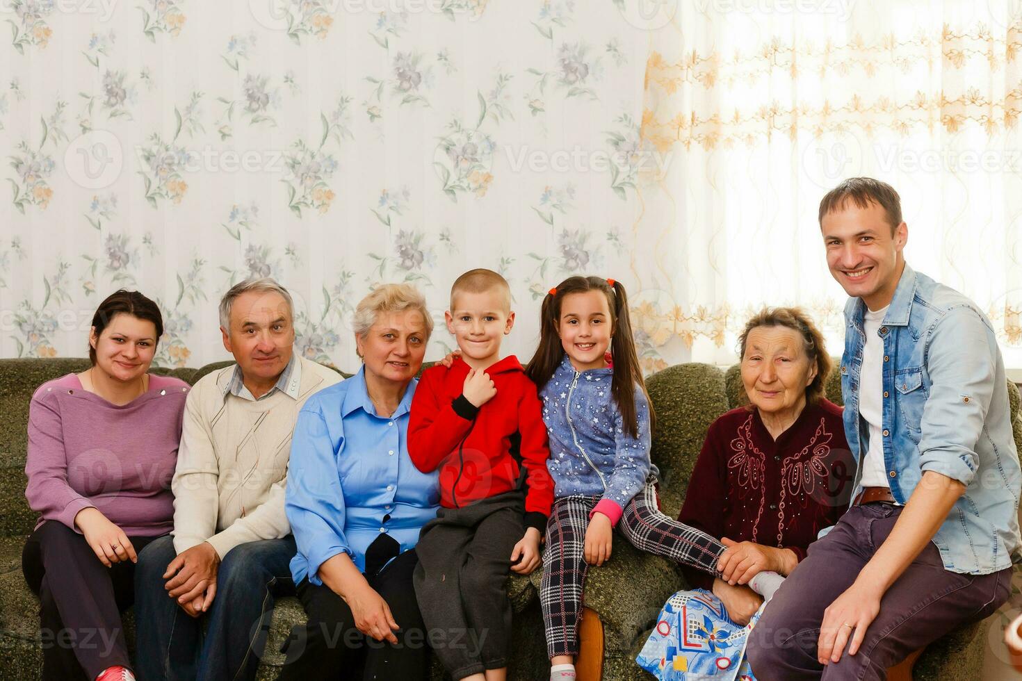 gelukkig groot familie Aan de sofa Bij huis foto