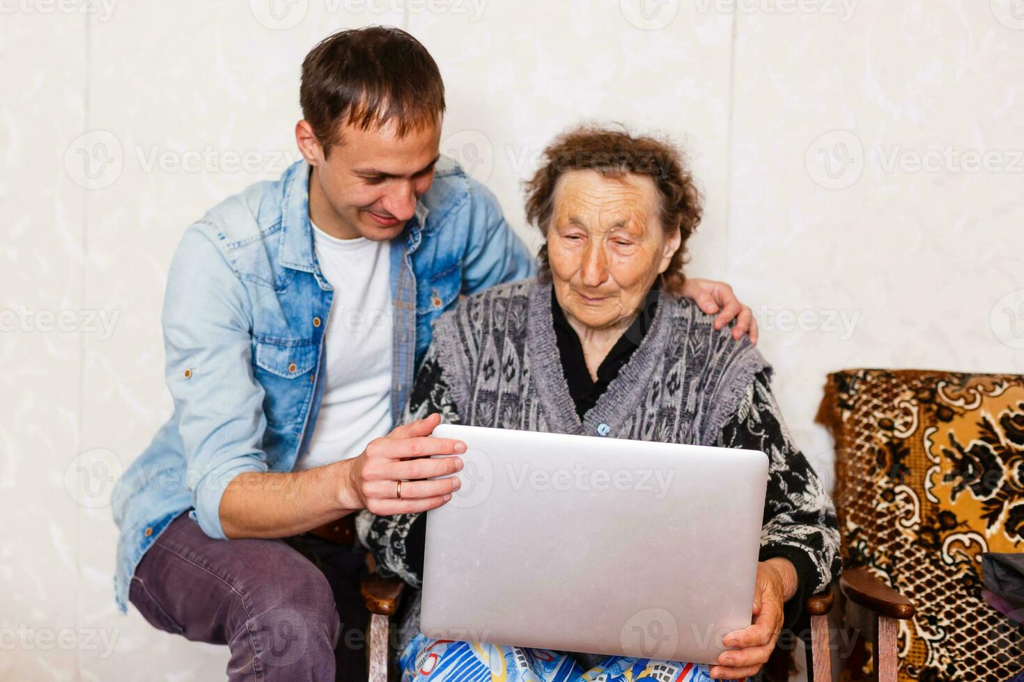 detailopname van ouderen vrouw met jong Mens foto