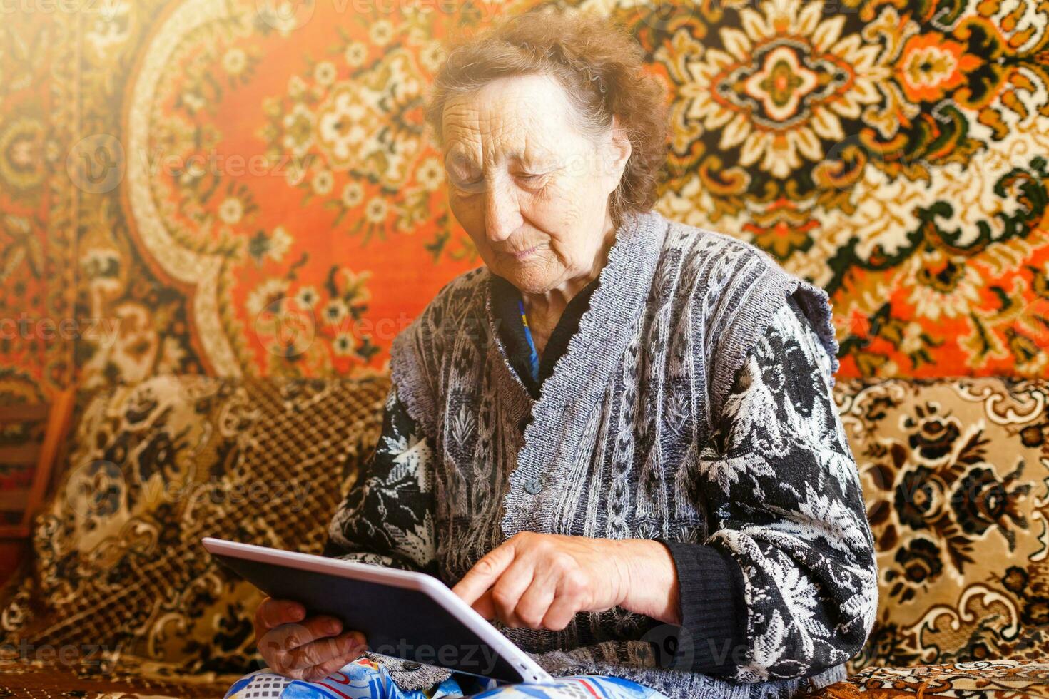 senior vrouw browsen Aan digitaal tablet foto