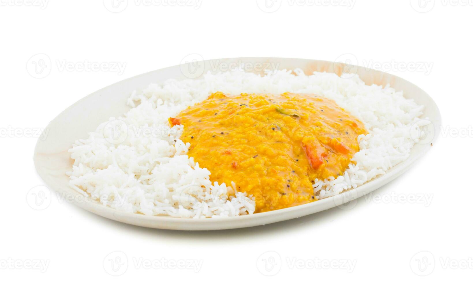 Indisch traditioneel keuken dal bakken of rijst- ook weten net zo dal chawal, daal chawal, dal rijst, geheel geel linze met rijst- of dal tadka, daal bakken geserveerd met rijst- geïsoleerd Aan wit achtergrond foto