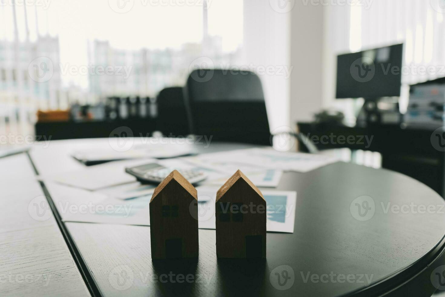 echt landgoed middel en klant ondertekening contract naar kopen huis, verzekering of lening echt landgoed.huur een huis, krijg verzekering of lening echt landgoed of eigendom. foto