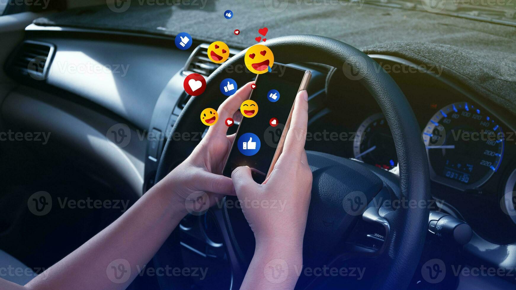 sociaal media en online digitaal concept, vrouw gebruik makend van slim telefoon Bezig met verzenden emoji's met sociaal media in auto. foto