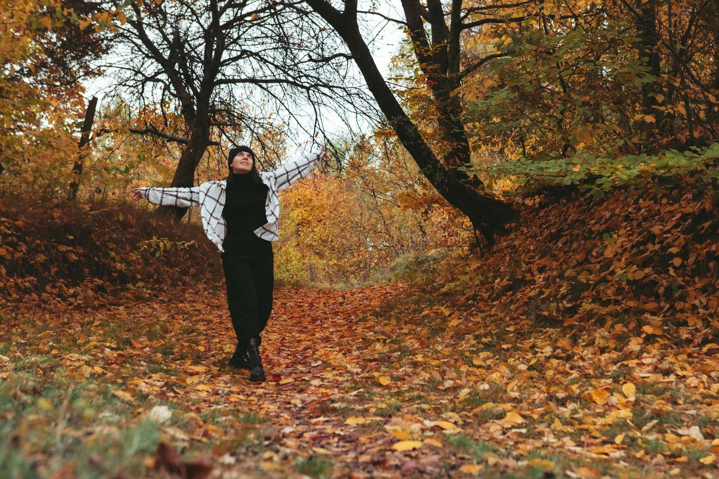 gelukkige vrouw herfst stadspark foto