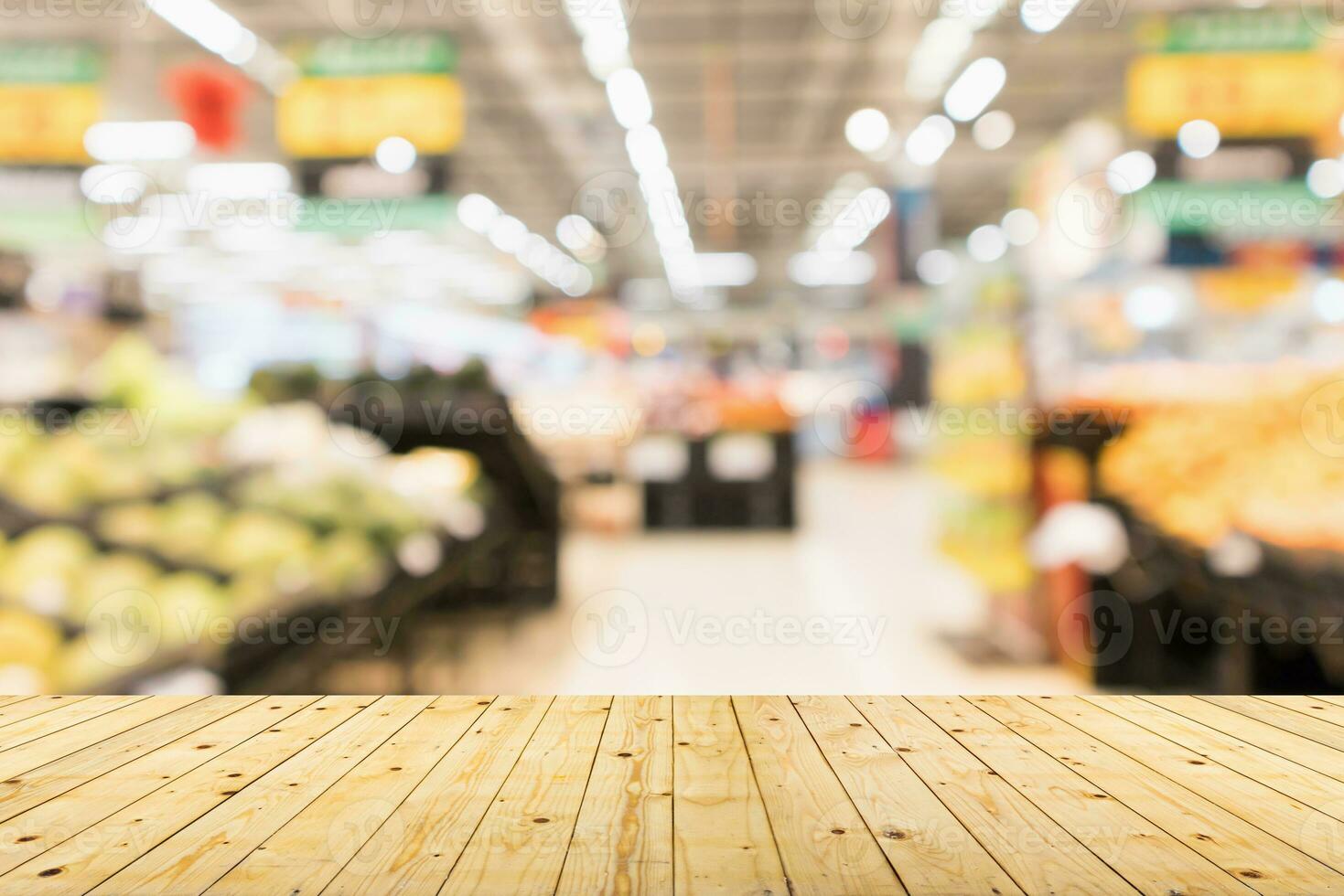 leeg hout tafel top met supermarkt wazig achtergrond voor Product Scherm foto