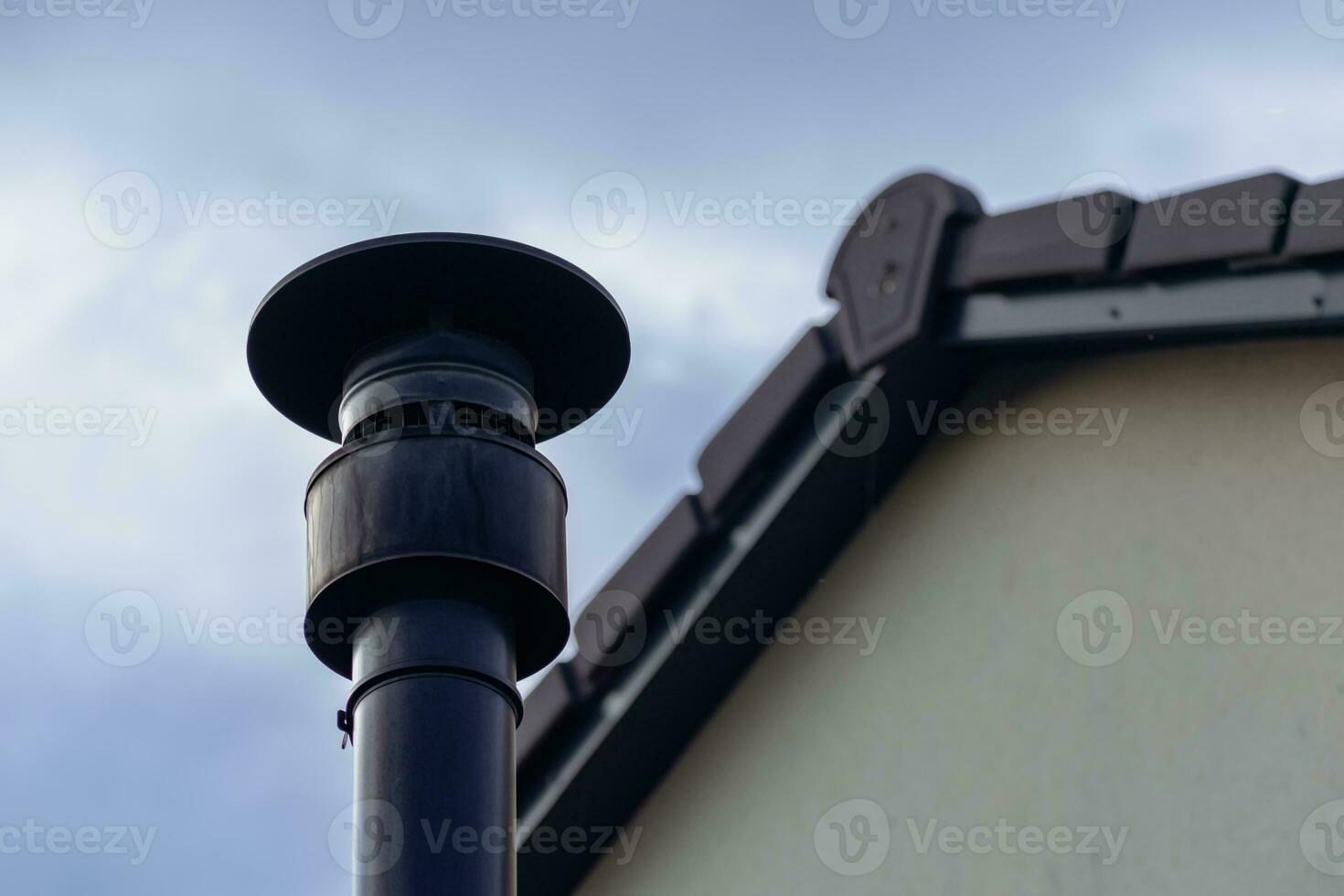 schoorsteen van een hout of pellet fornuis geïnstalleerd Aan de dak foto