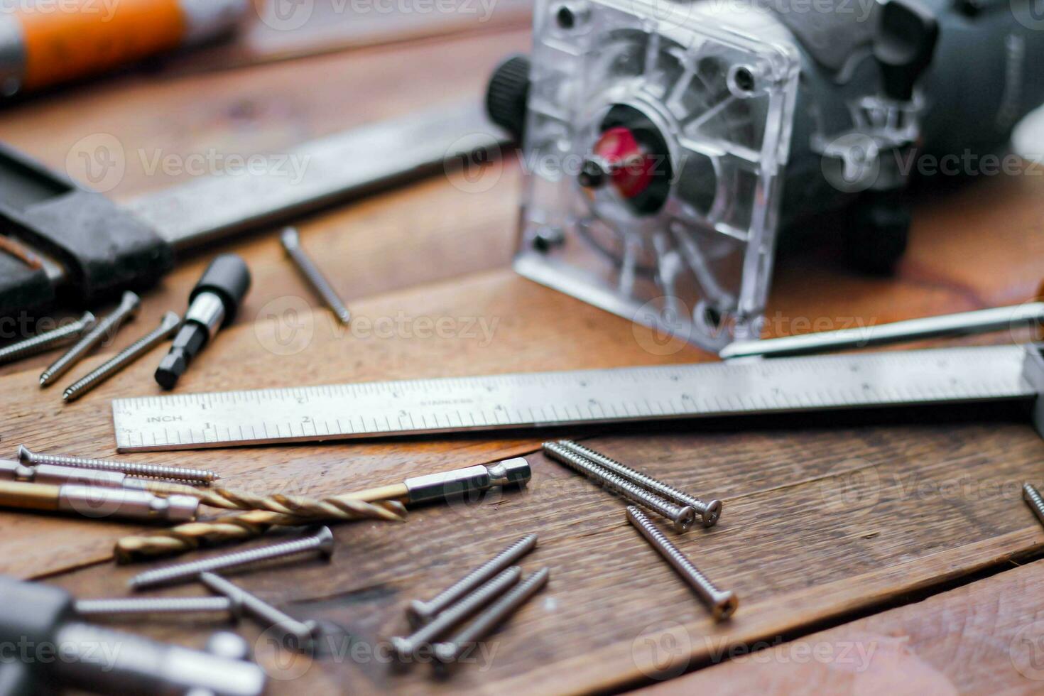 verzameling van houtbewerking gereedschap Aan een houten achtergrond. foto