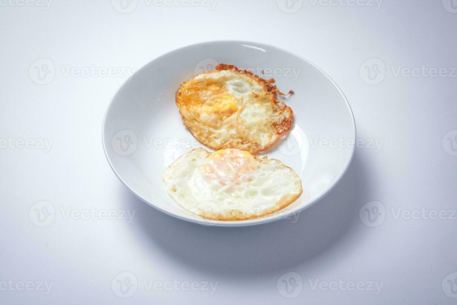 gebakken ei met brood Aan wit achtergrond. Thais stijl ontbijt. foto
