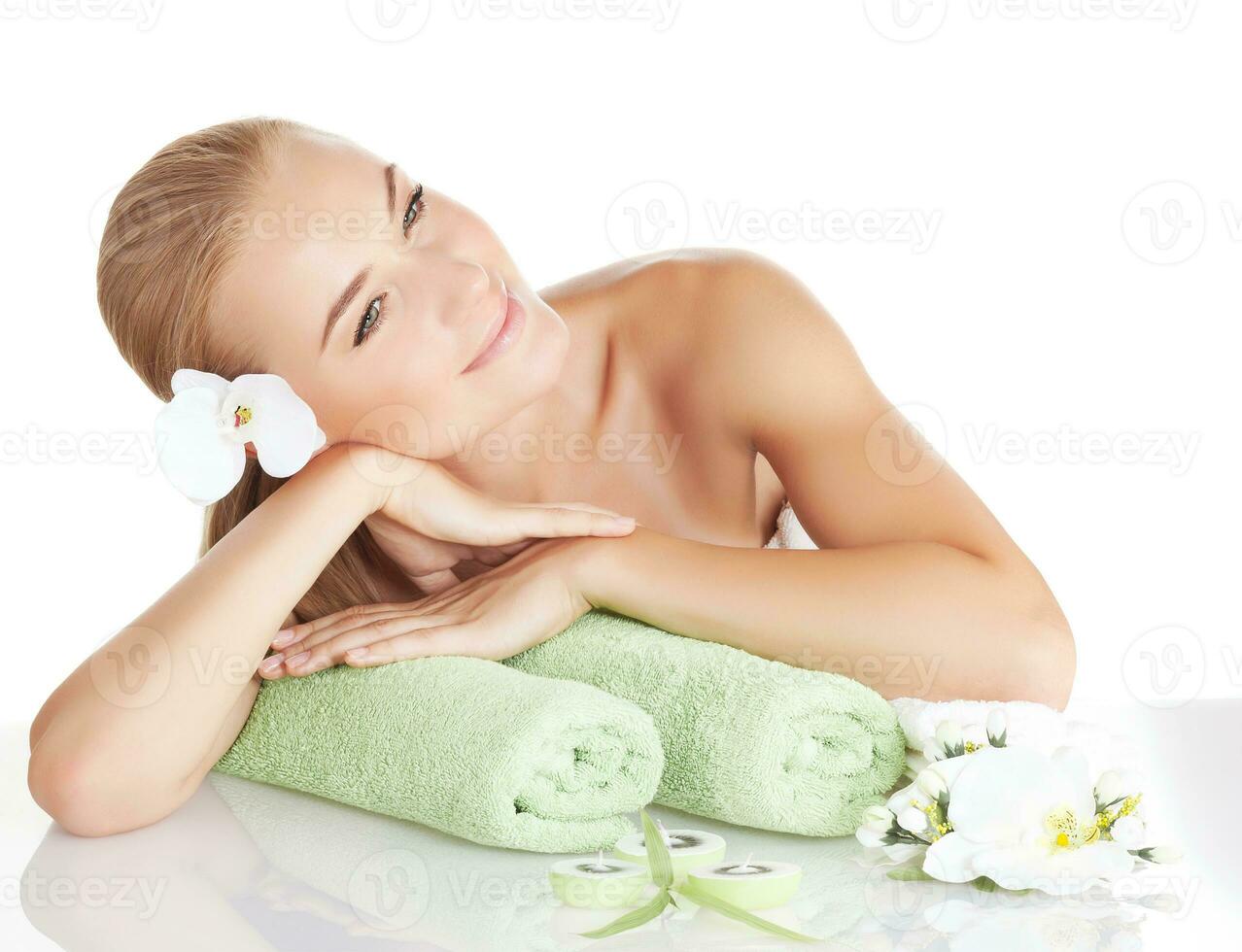 mooi vrouw genieten van spa salon foto
