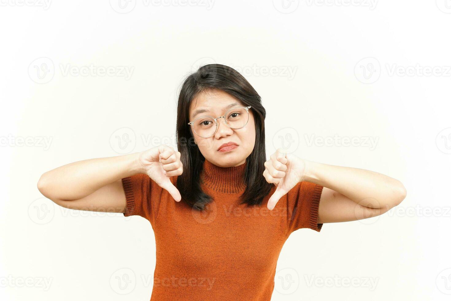 tonen duimen naar beneden van mooi Aziatisch vrouw geïsoleerd Aan wit achtergrond foto