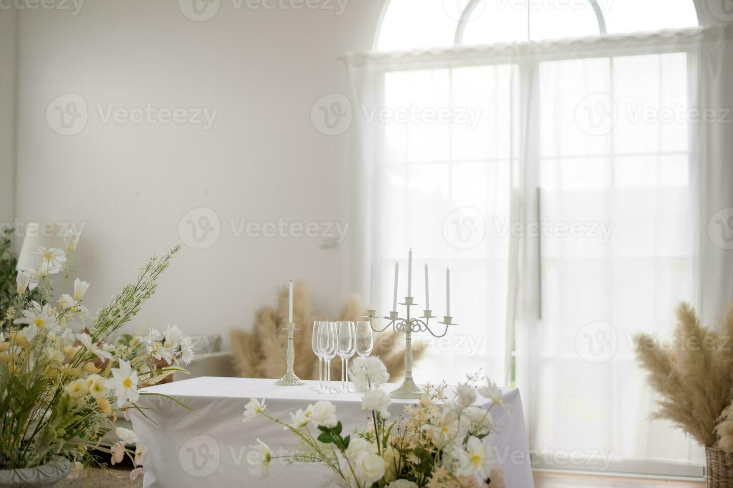 Welkom naar bruiloft teken en ontvangst tafel versierd met bloemen foto