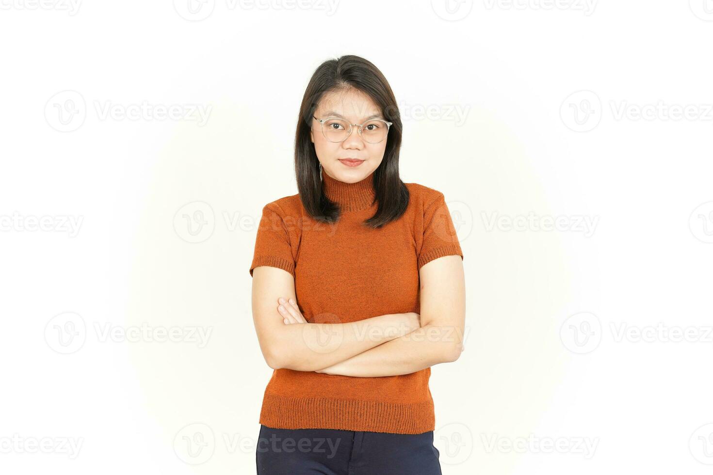 vouwen armen en glimlach van mooi Aziatisch vrouw geïsoleerd Aan wit achtergrond foto