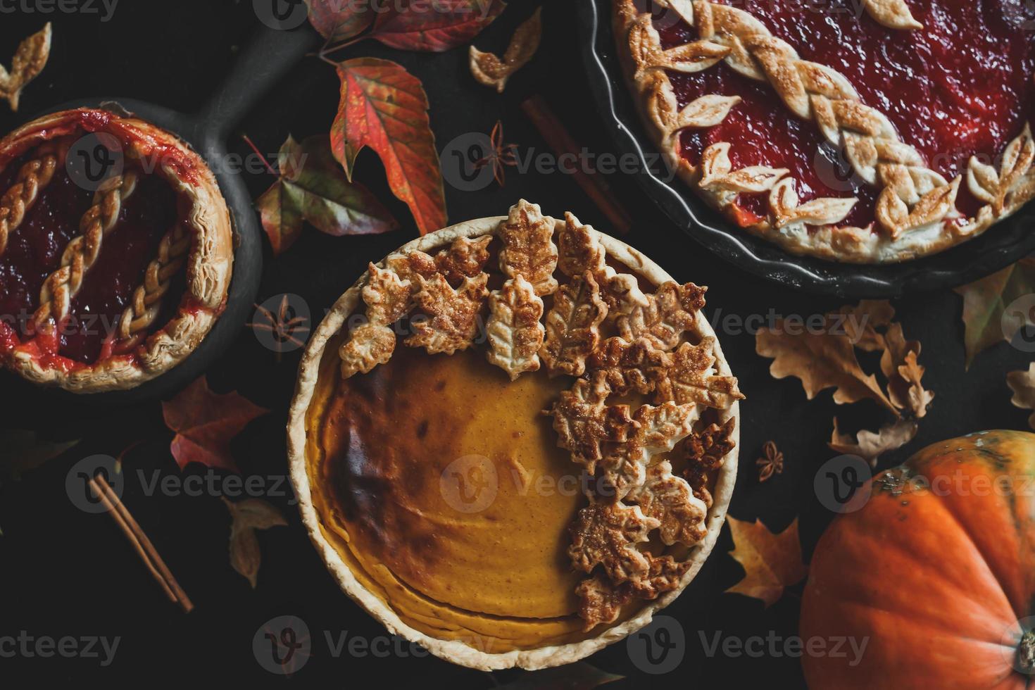 traditionele amerikaanse pompoentaart en appeltaart, thanksgiving day foto