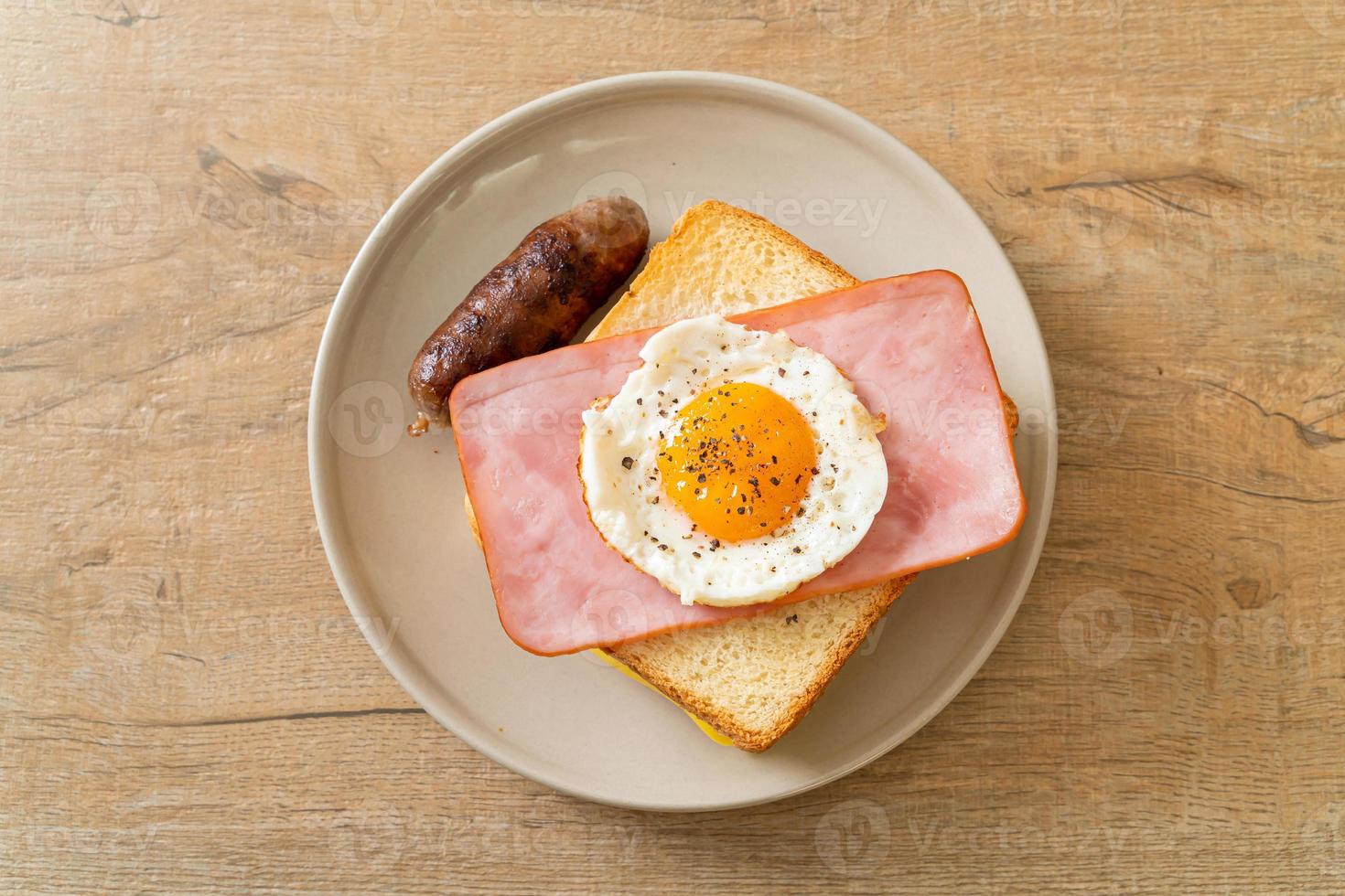 brood geroosterde kaas belegde ham en gebakken ei met varkensworst foto