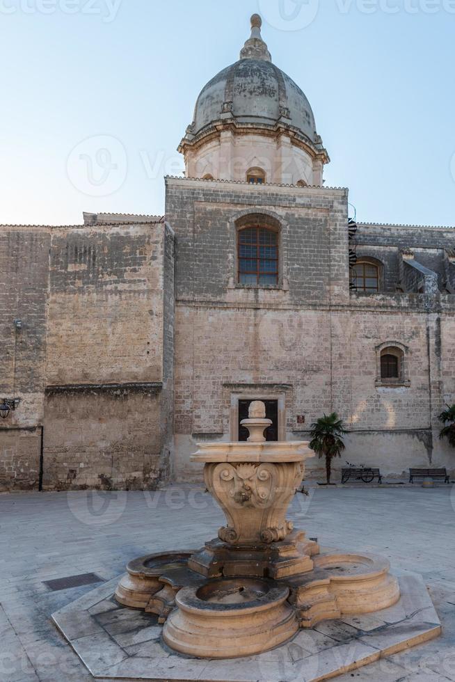 monopoli, de haven en het historische centrum foto