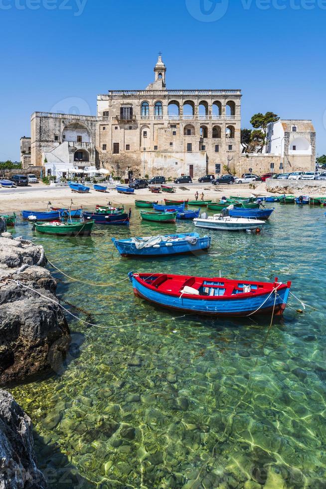 de baai van san vito en zijn abdij, de zee van polignano a mare foto