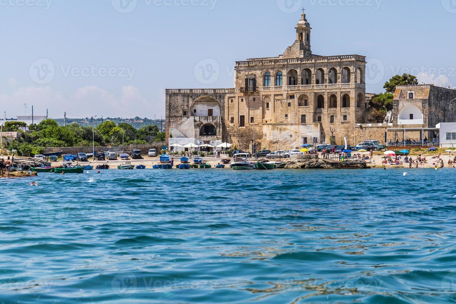 de baai van san vito en zijn abdij, de zee van polignano a mare foto