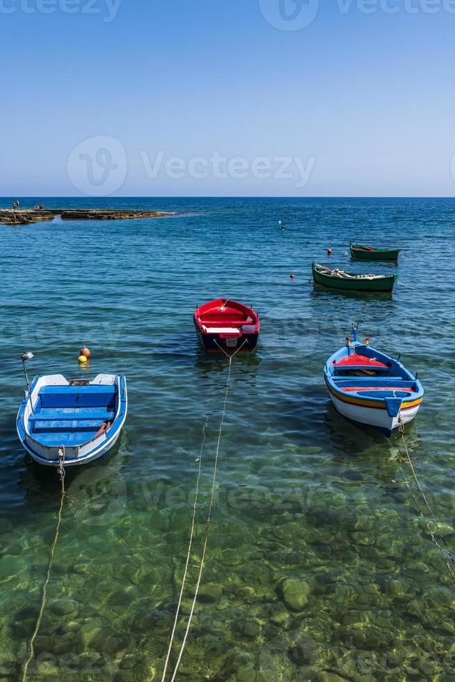 de baai van san vito en zijn abdij, de zee van polignano a mare foto