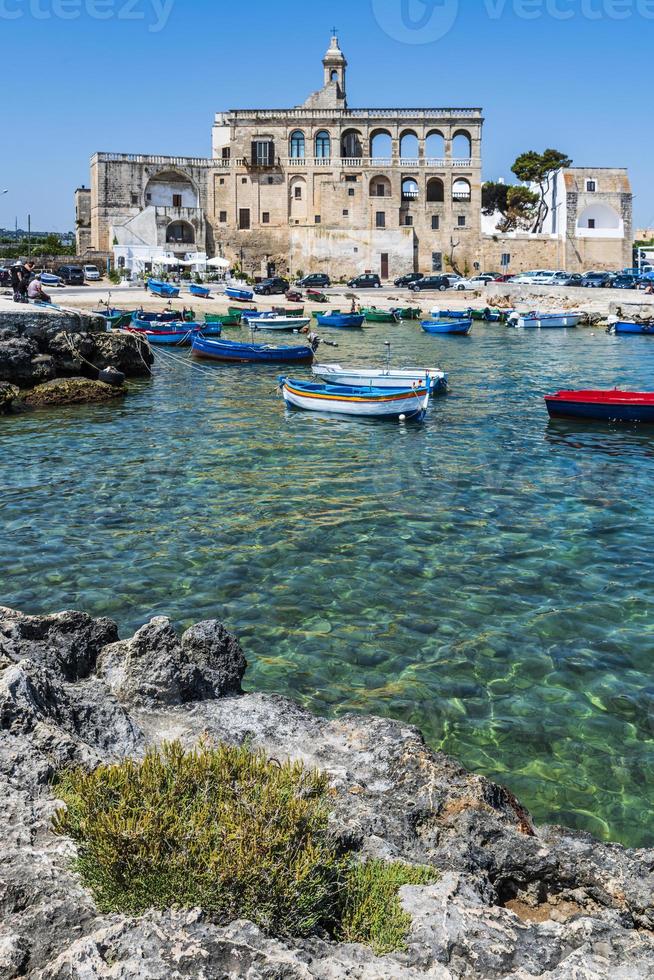 de baai van san vito en zijn abdij, de zee van polignano a mare foto