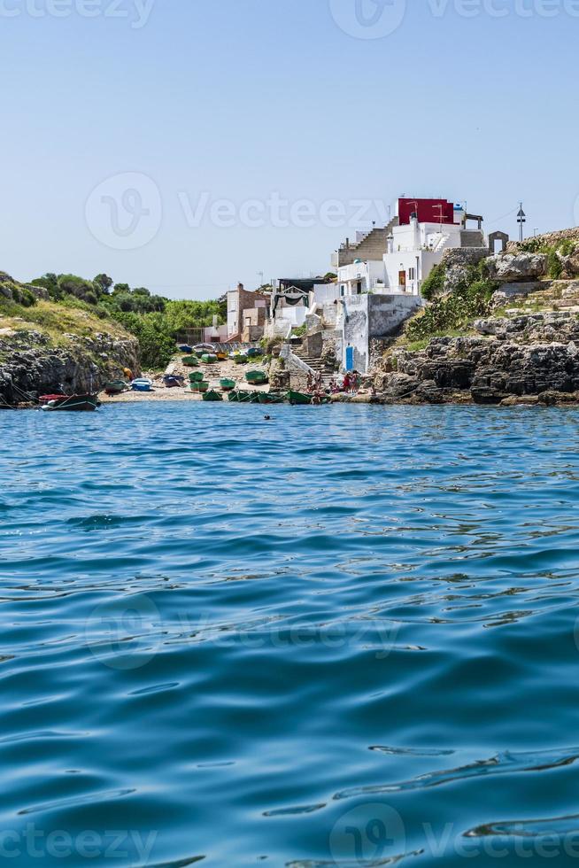 polignano een merrie gezien vanaf de zee foto