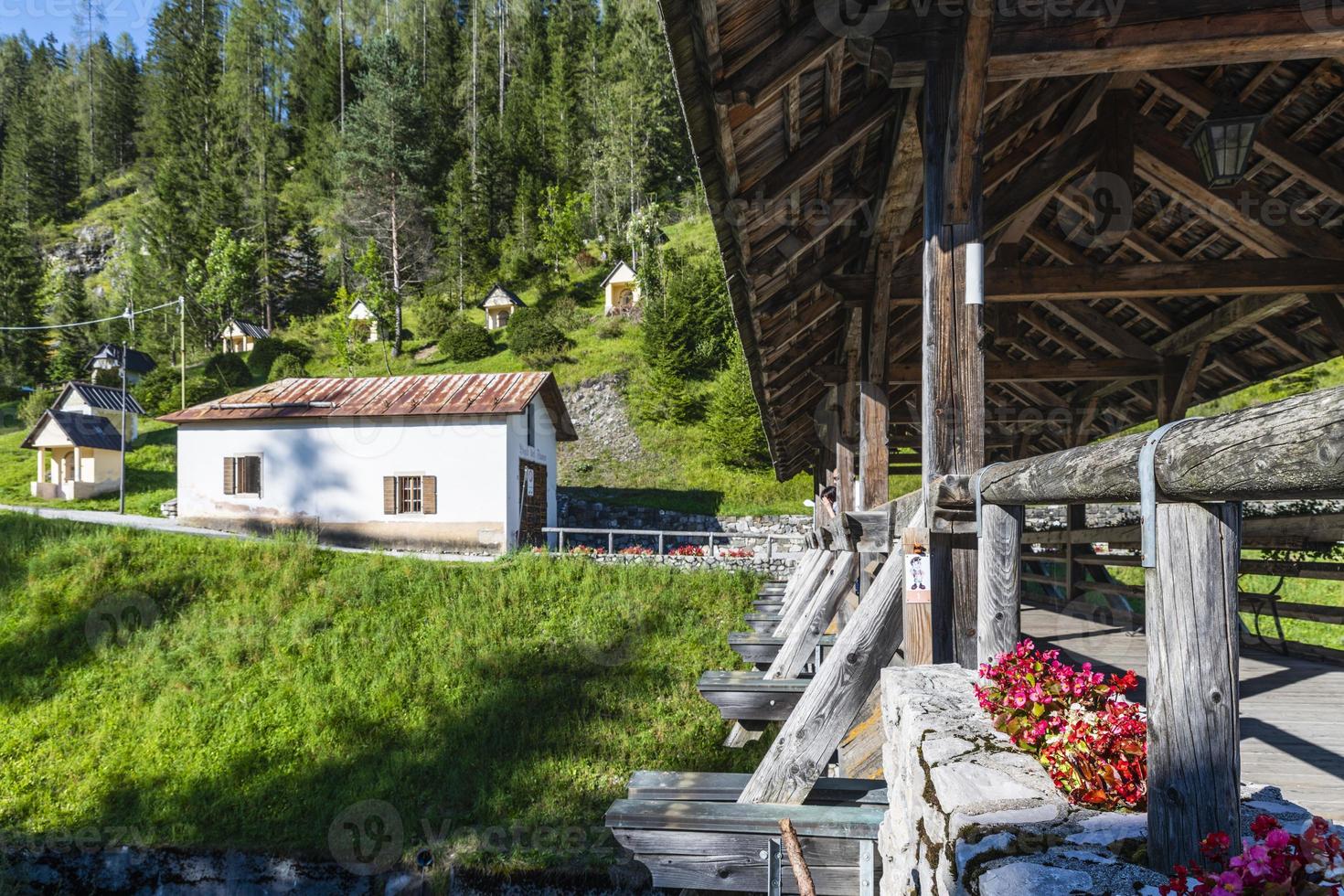 een glimp van het bergstadje Sappada foto