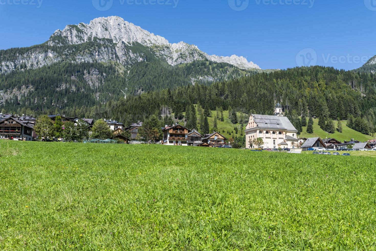 een glimp van het bergstadje Sappada foto