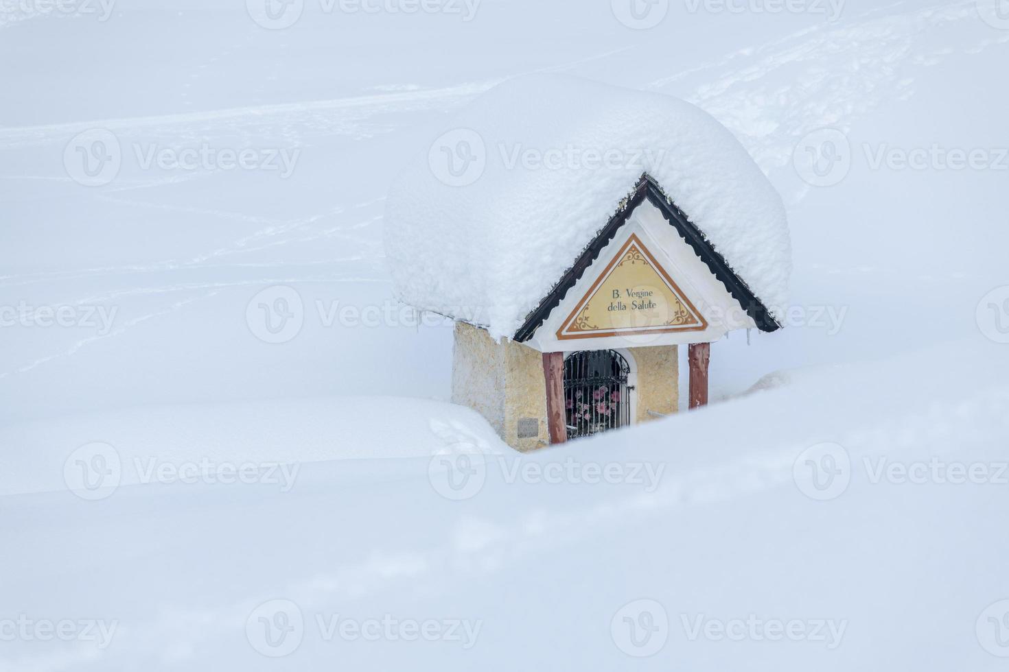 na de sneeuwval. laatste lichten van de schemering in Sappada. magie van de Dolomieten foto