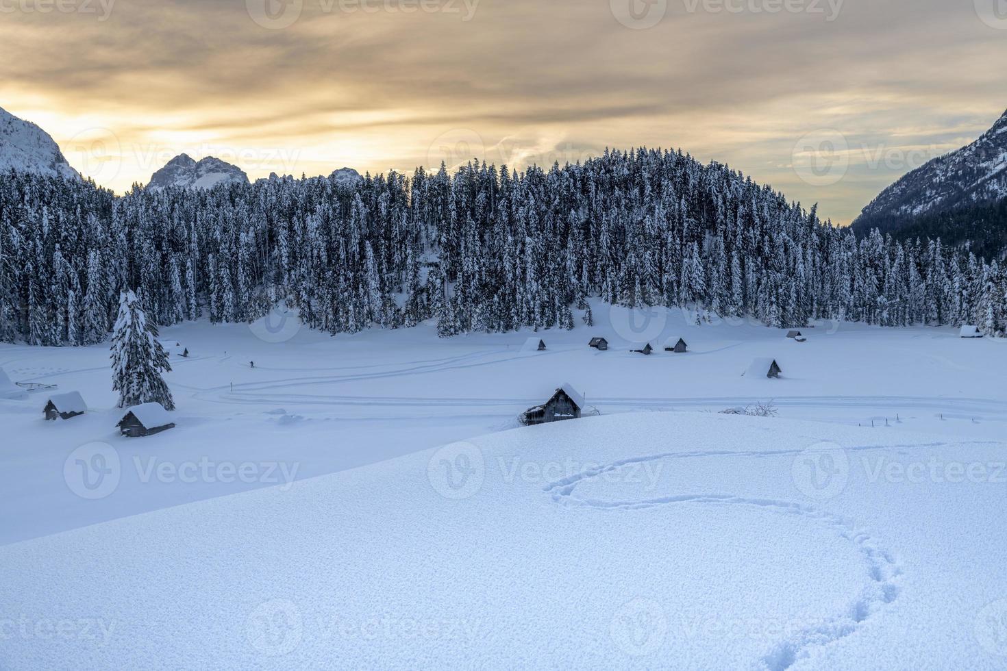 na de sneeuwval. laatste lichten van de schemering in Sappada. magie van de Dolomieten foto