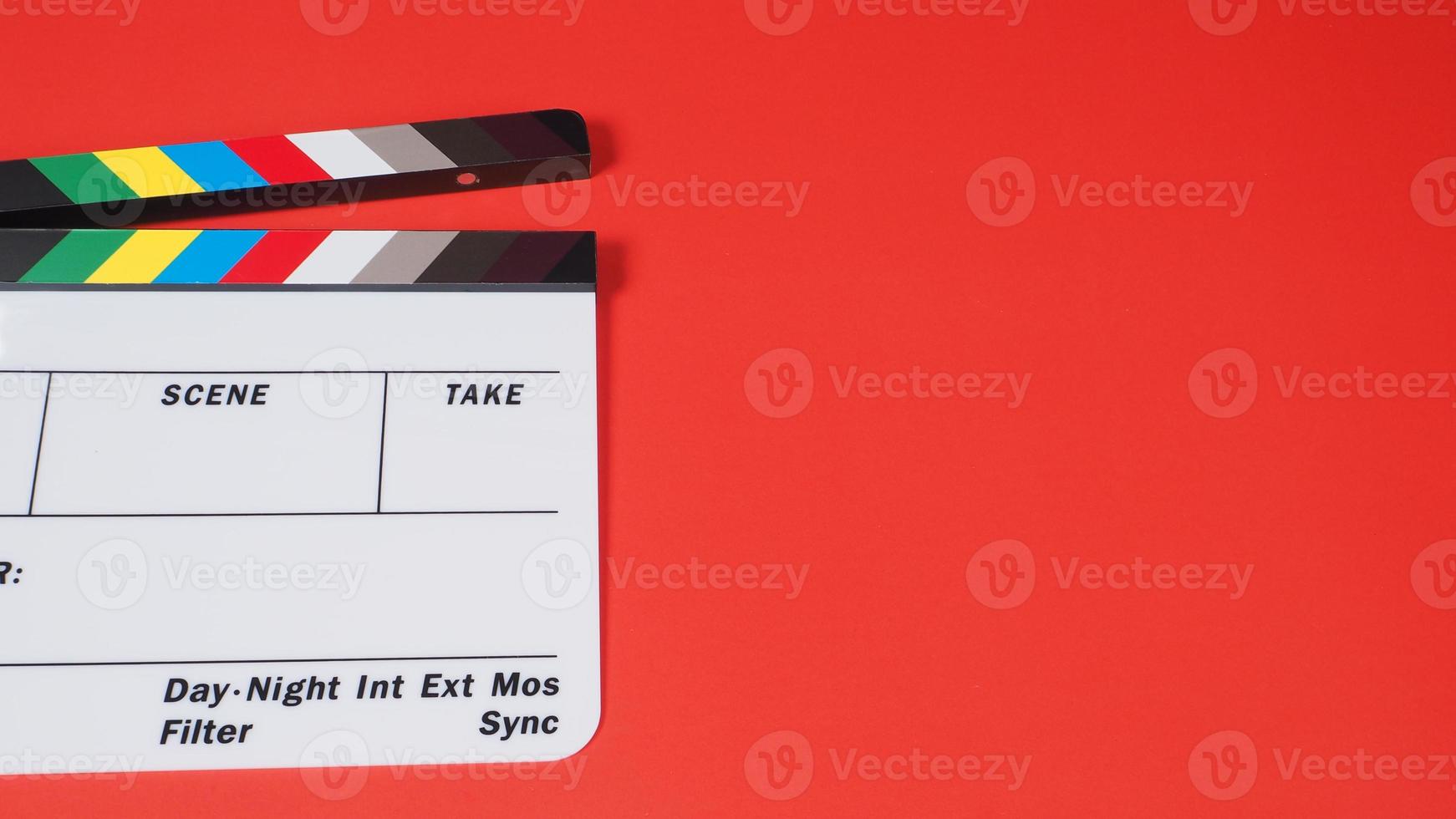 klepelbord of filmlei op rode background.it gebruiken in videoproductie en filmindustrie. foto