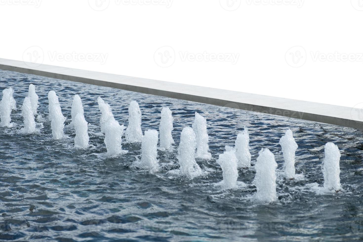 rijen fontein uitloop spray in mortelbassin foto