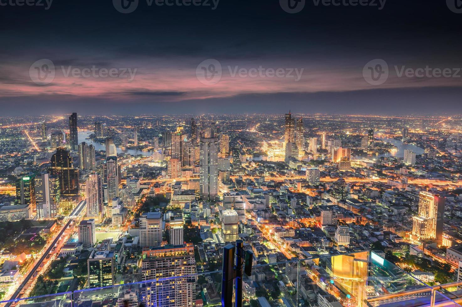 stadsgezicht van druk gebouw met licht verkeer in de stad Bangkok foto