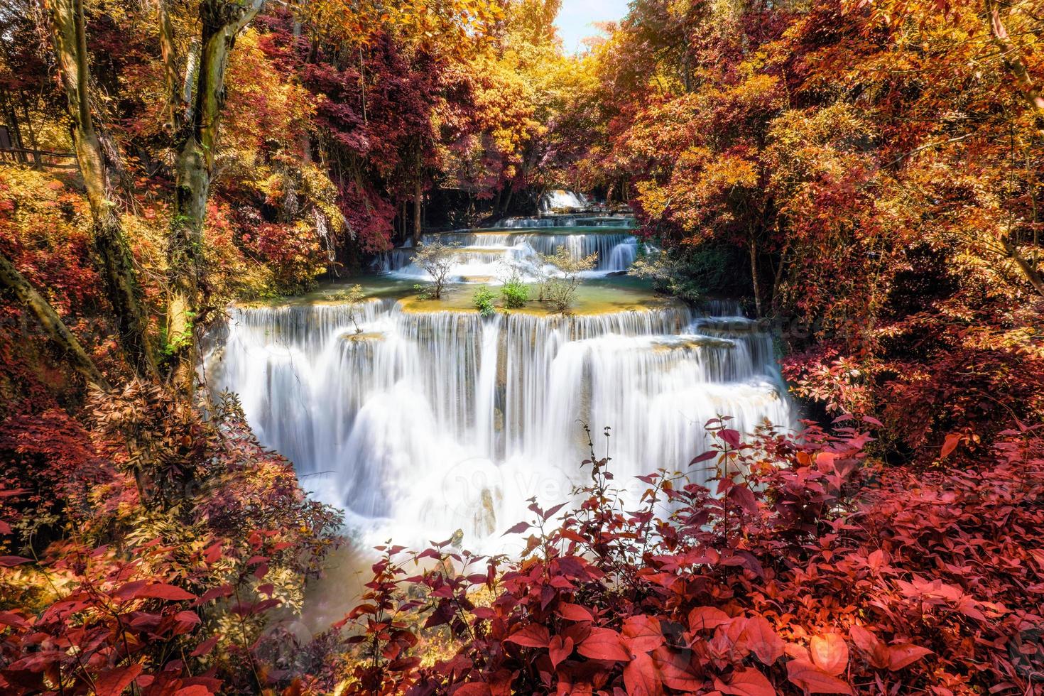 gezichtspunt van de huay mae khamin-waterval op de vierde verdieping in het herfstseizoen in het nationale park van srinakarin foto