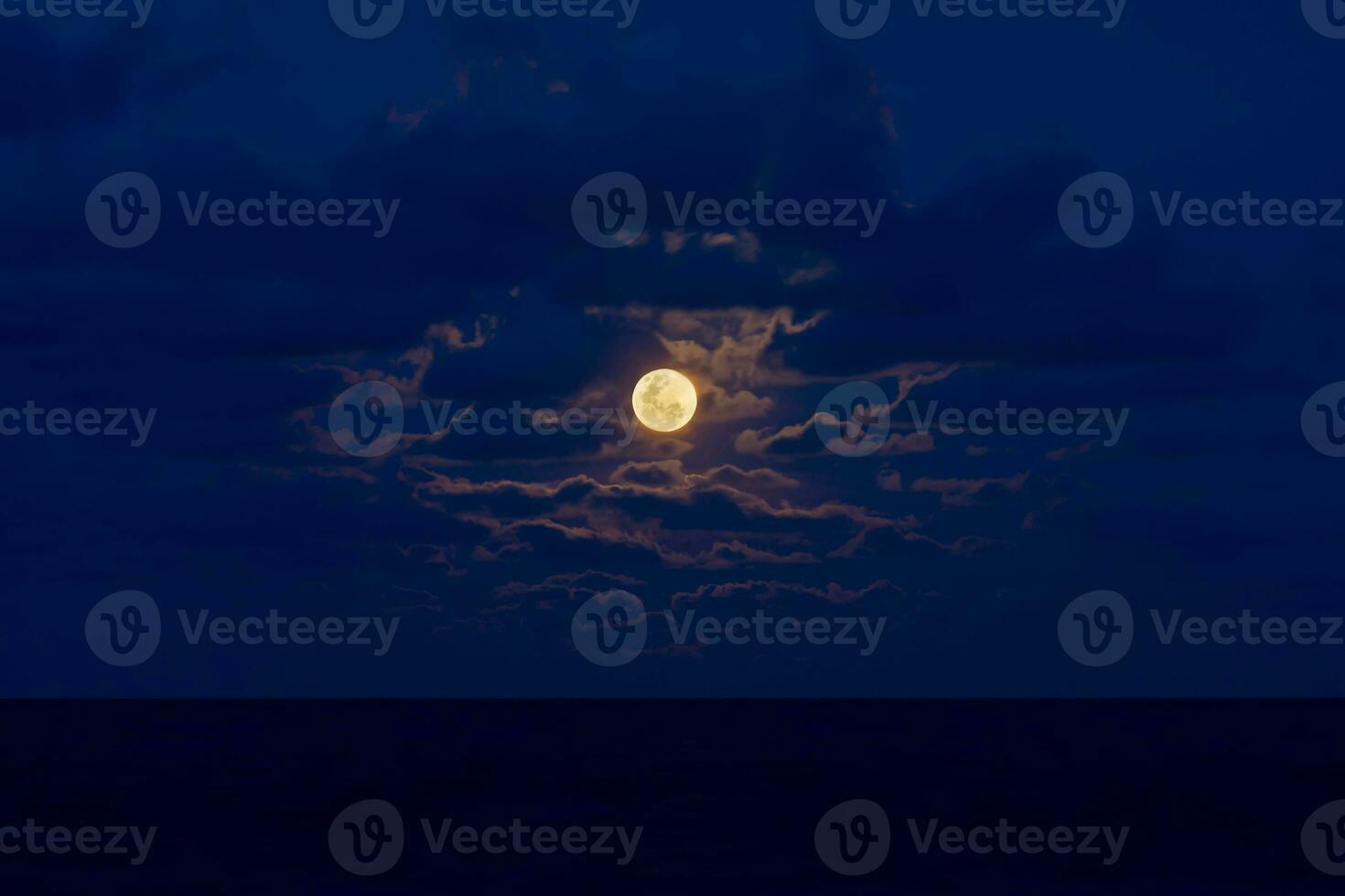 rood maan in de blauw lucht nacht. foto