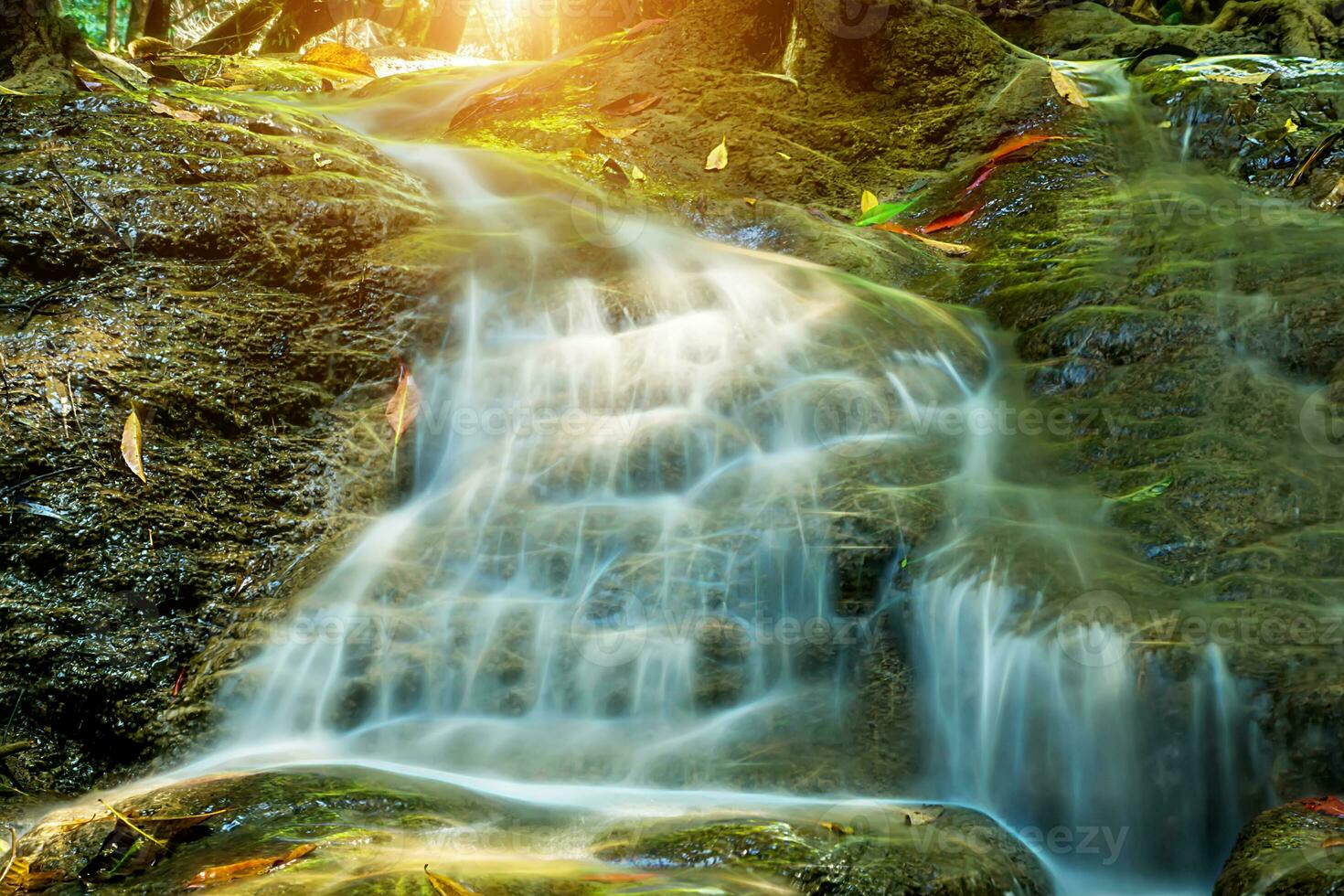 kleine waterval in het bos. foto