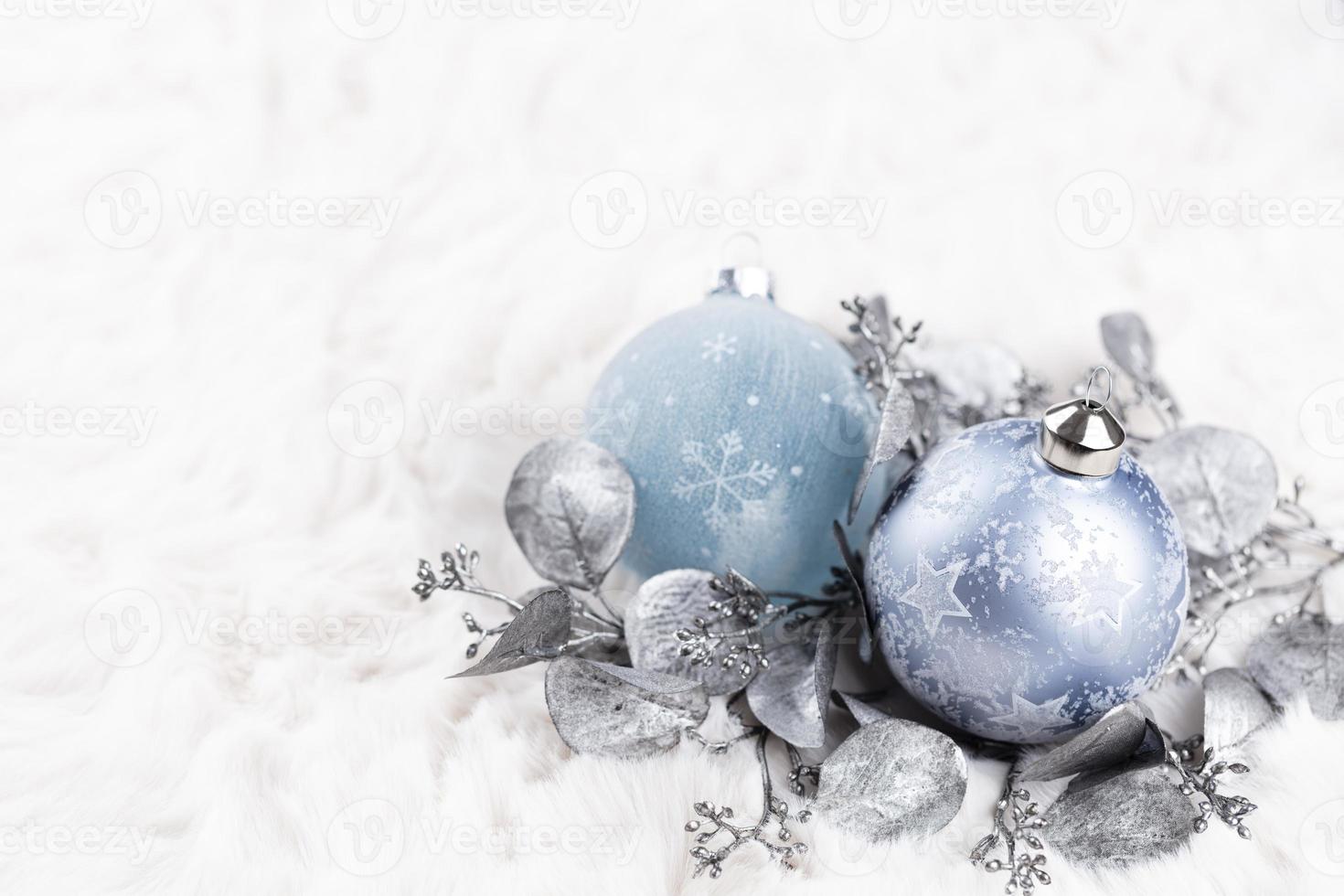 gouden kerstballen met wollen achtergrond foto