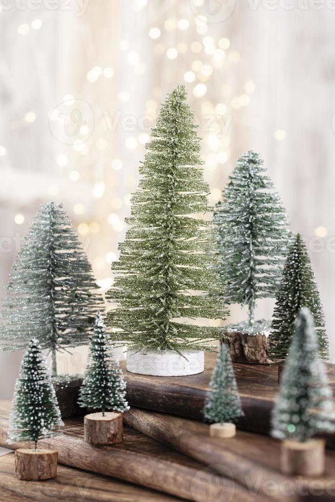 kerstboom op bohek houten, bokeh achtergrond foto
